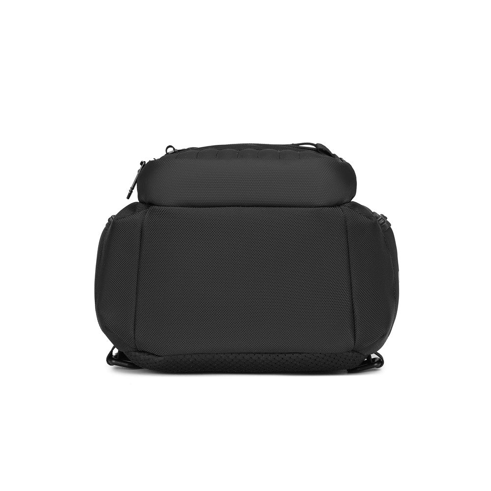 Ridge Sling 8L in Black, close-up of the bottom panel and D-ring